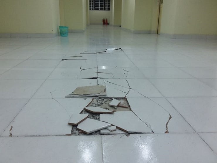Gạch bị bong tróc - Nguyên nhân và cách khắc phục